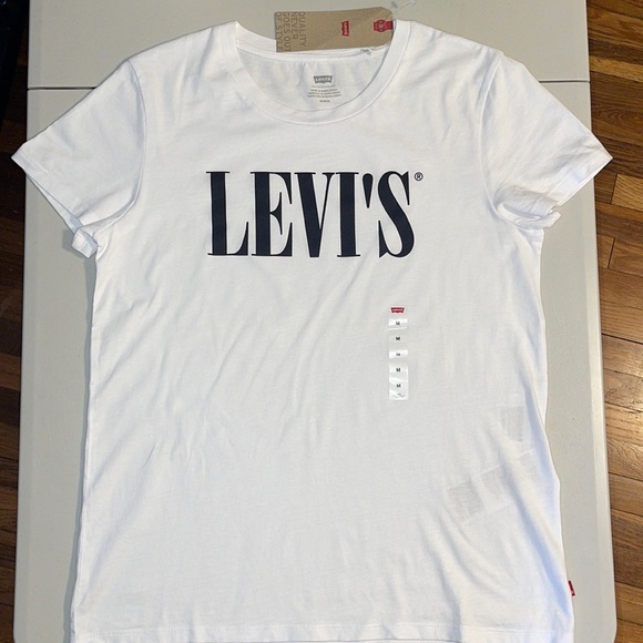 NWT Women Levi’s Short Sleeve T-Shirt Size Medium - Picture 1 of 4